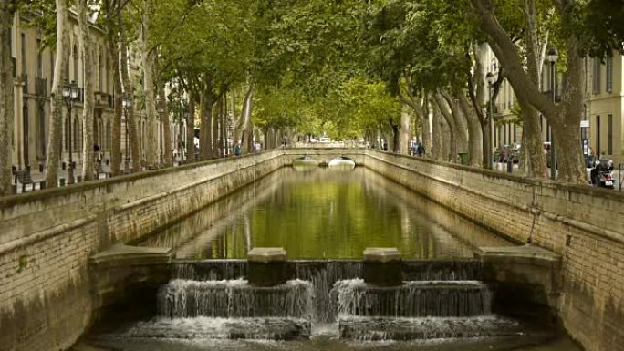 河流到法国尼姆的Jardin des Fontains
