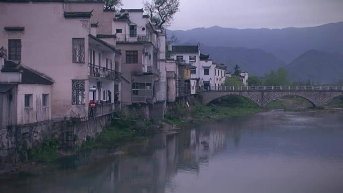 真正的中国。中国村河上的房子。