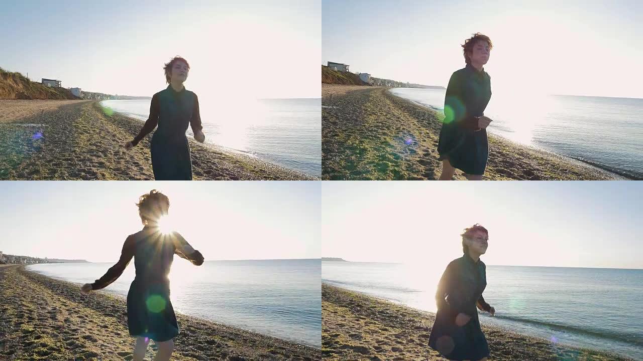 日落或日出时，年轻的高加索红发女孩在海滩上跑步