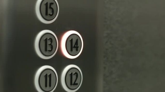 男子在电梯的第十四层按下按钮