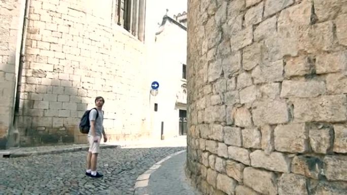 迷人的年轻人游客，在西班牙的历史建筑中