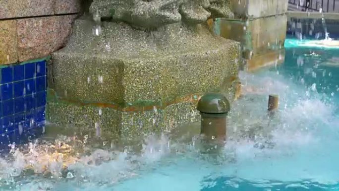 慢动作水溅入喷泉，美丽的蓝色液体，艺术