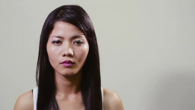 亚洲妇女的肖像看着相机，年轻人