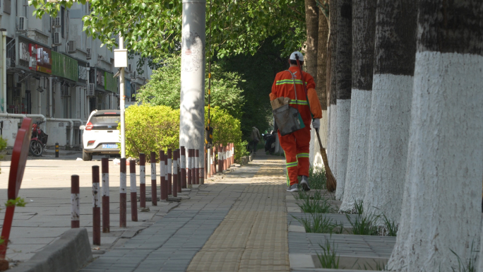 橙色环卫城市环境人工打扫清洁修剪浇水