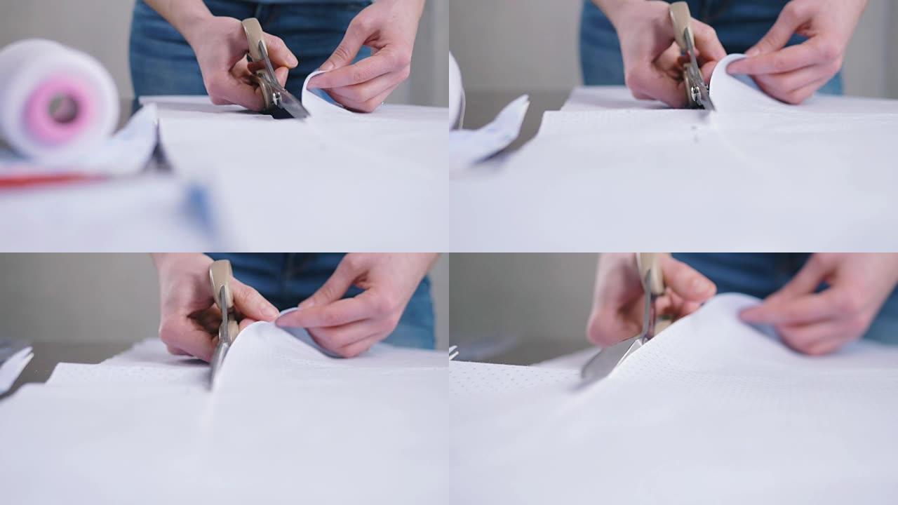 女人用剪刀手剪纸的特写