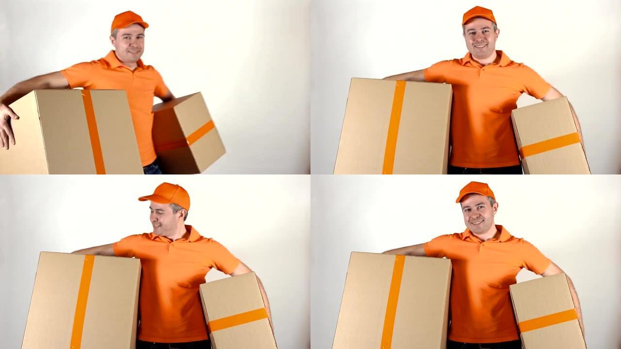 穿着橙色制服的送货员送两个大纸箱。浅灰色背景，全高清工作室拍摄