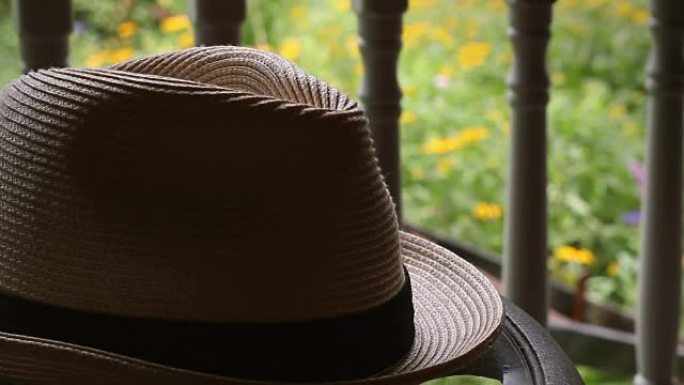 时髦的时尚帽子在夏天被从桌子上摘下来