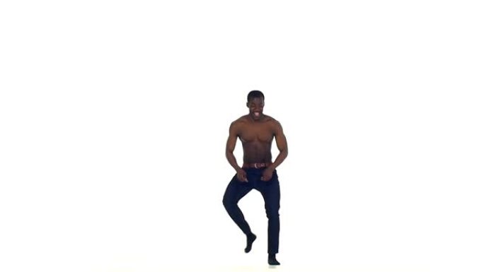 美国黑人男舞者赤脚在白色的慢动作上跳拉丁舞