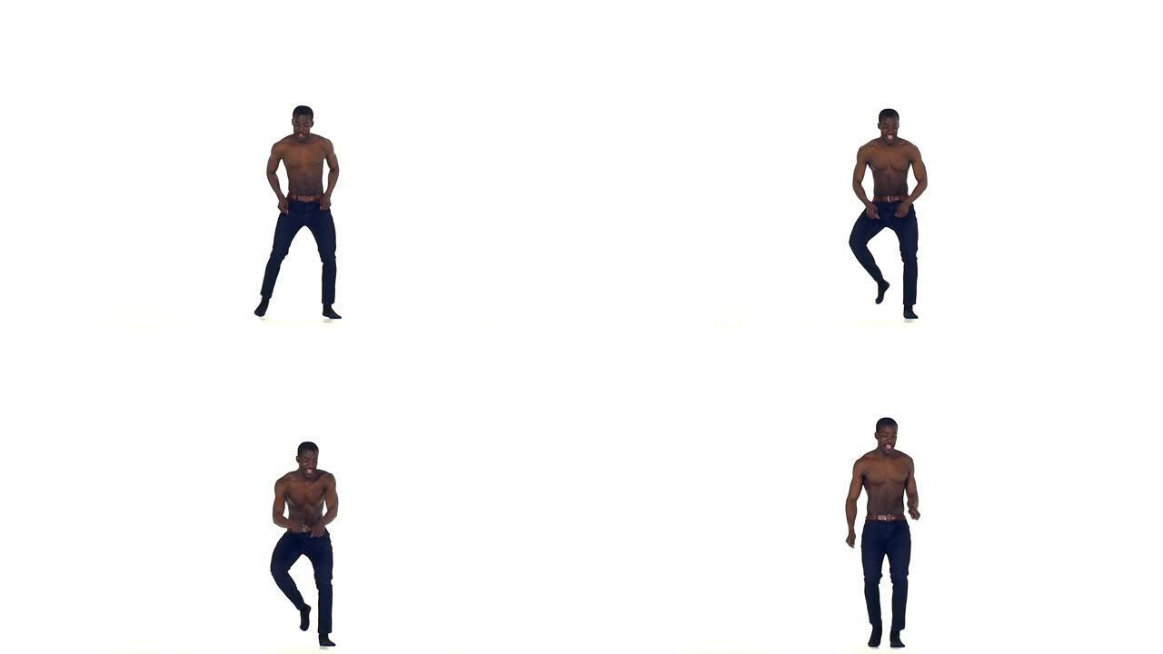 美国黑人男舞者赤脚在白色的慢动作上跳拉丁舞