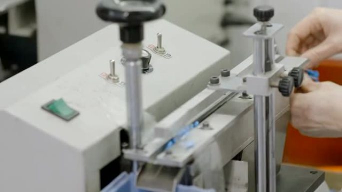 手动加工印刷电路板的电子零件。