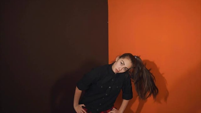 一个成年女孩在原来的工作室里训练嘻哈舞蹈的表演。