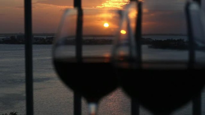 阳台上有两杯红酒