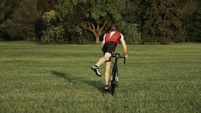 骑自行车的人练习越野的慢动作镜头