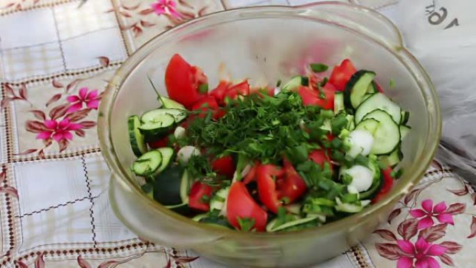 女性手切蔬菜做素食沙拉
