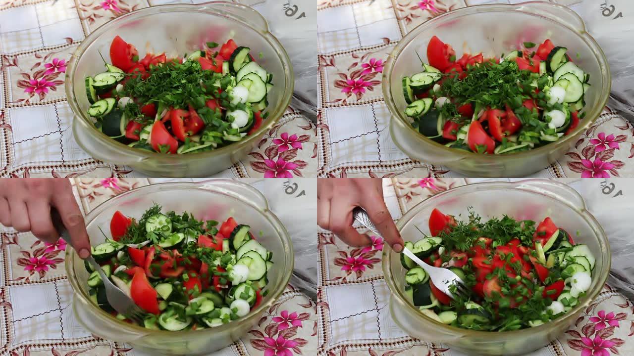 女性手切蔬菜做素食沙拉