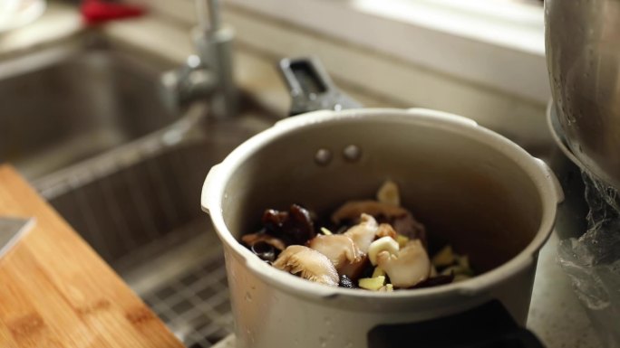 日常做饭木耳蘑菇排骨汤