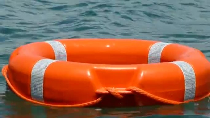 水面漂浮的红色救援浮标的特写镜头