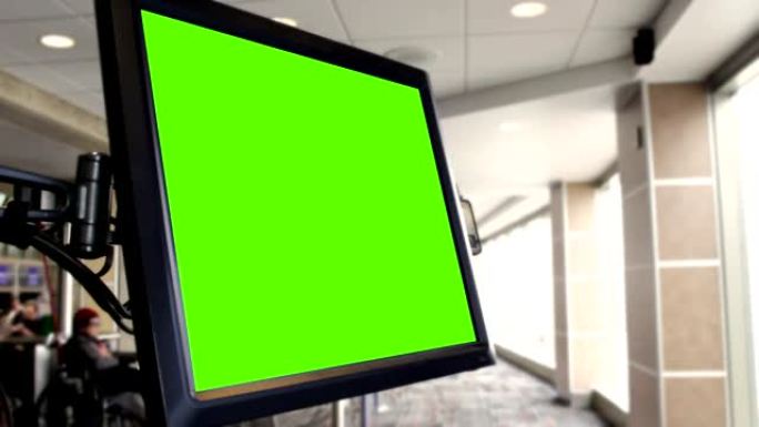 机场航站楼计算机屏幕，用于带有绿色屏幕的登机牌区域