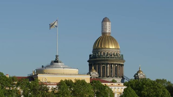 夏季艾萨克大教堂和金钟大厦的顶部-俄罗斯圣彼得堡