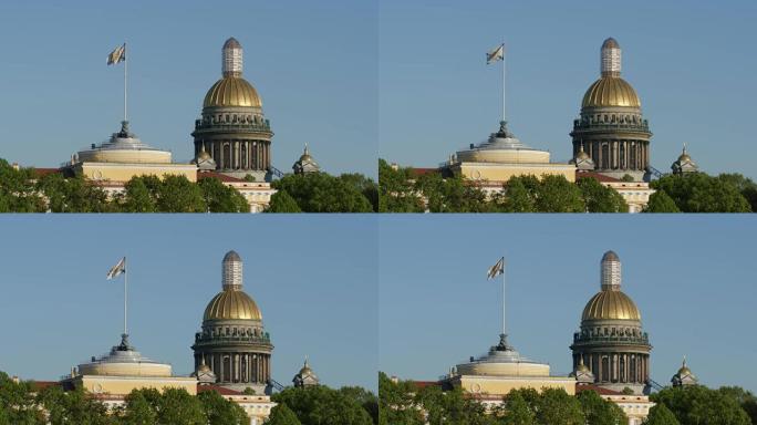 夏季艾萨克大教堂和金钟大厦的顶部-俄罗斯圣彼得堡