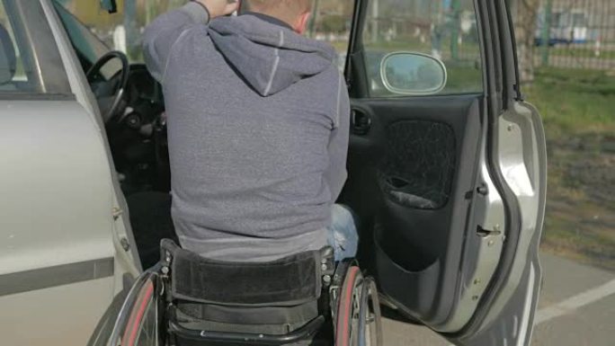 残疾人坐在轮椅上，跛子试图上车，显示出轮椅使用者在日常生活中所面临的问题