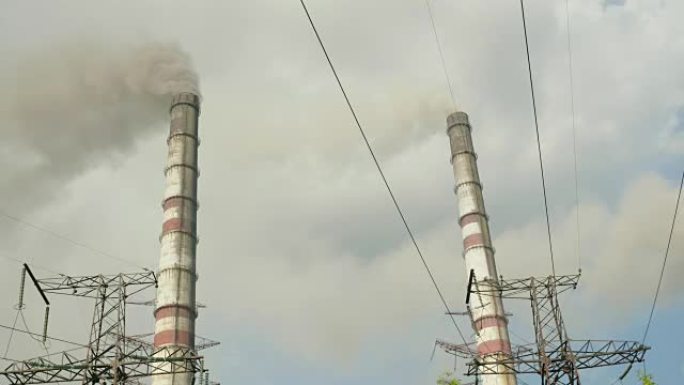 化工厂的两根高管。有一股浓浓的黑烟。空气污染