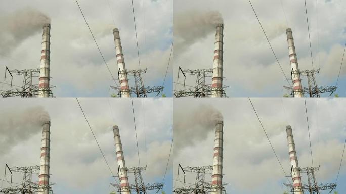 化工厂的两根高管。有一股浓浓的黑烟。空气污染