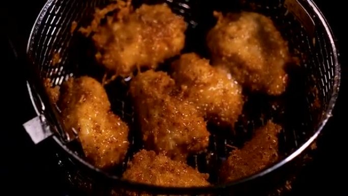 面糊-炸鸡肉块都在热煮的油锅中油炸。