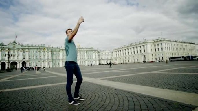 男子在彼得斯堡的景点上自拍
