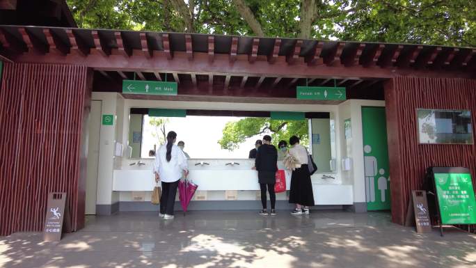杭州西湖游客排队上厕所