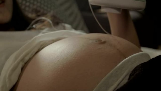 孕妇正在听婴儿的心跳