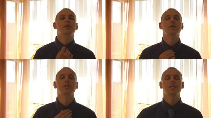 年轻的商人拉直领带，在家照镜子