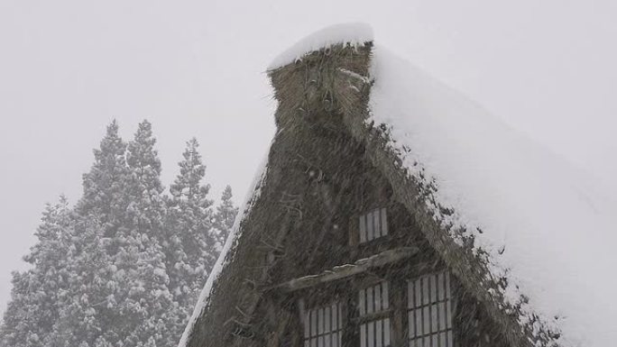 冬天的房子，雪落在富山，日本