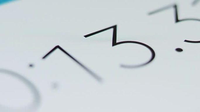 薄数字字体倒计时特写在白色背景。