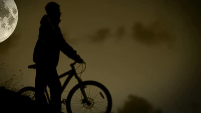 活跃的骑自行车的人在月光下骑自行车