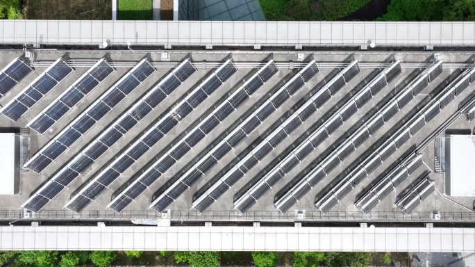 屋顶的太阳能热水器