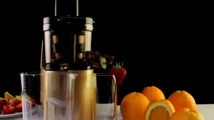 多莉: 冷榨汁机，用于用草莓和橙子制作水果和浆果汁