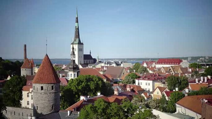 从古老的城市尖峰教堂和古塔的观景台上的城市全景。塔林。爱沙尼亚