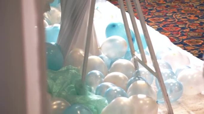 婚礼接待地板上的蓝色和白色心形气球