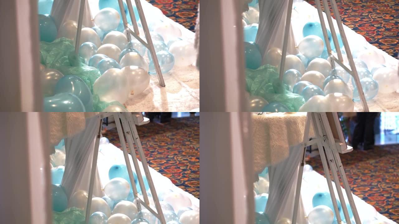 婚礼接待地板上的蓝色和白色心形气球