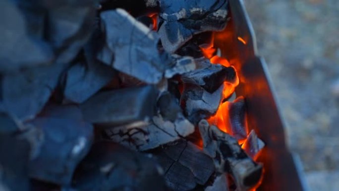 在火盆烤架上燃烧的煤。