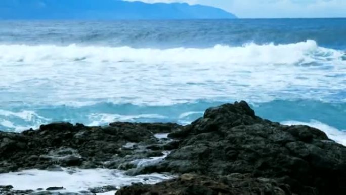 海浪拍打着岩石溅起水花