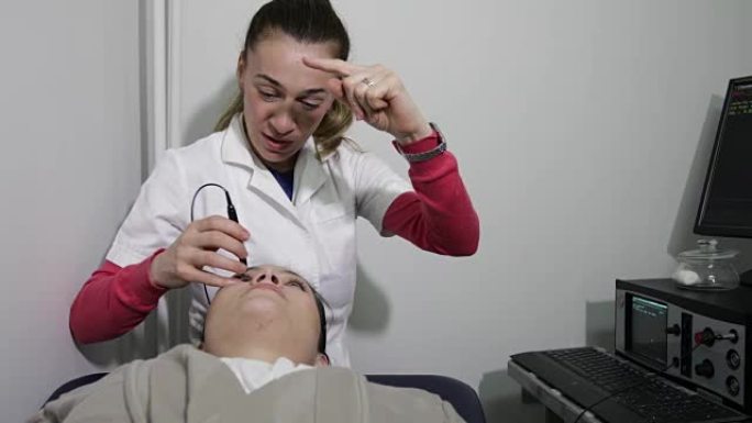 眼科医生在临床上测量女性眼压