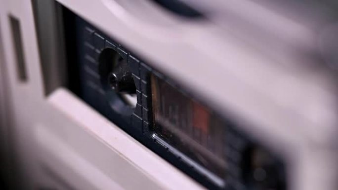 旧的盒式磁带在录音机里播放