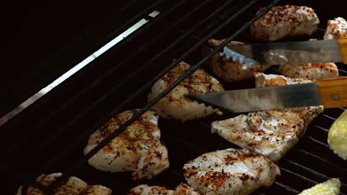 在烤架上烹饪鸡肉的视频-真正的慢动作