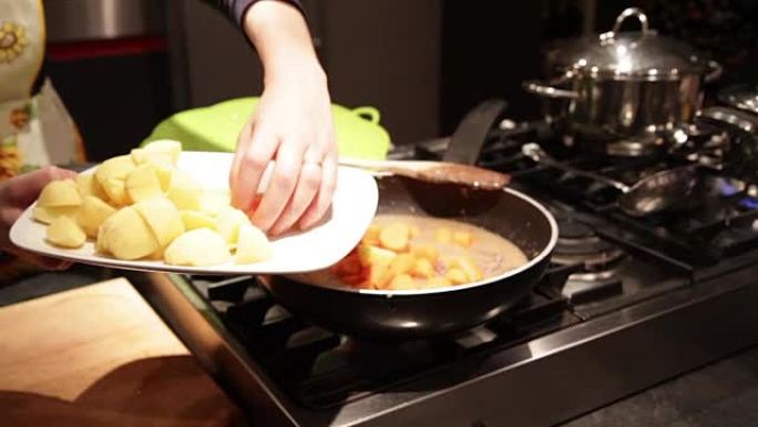 用土豆和胡萝卜炖肉