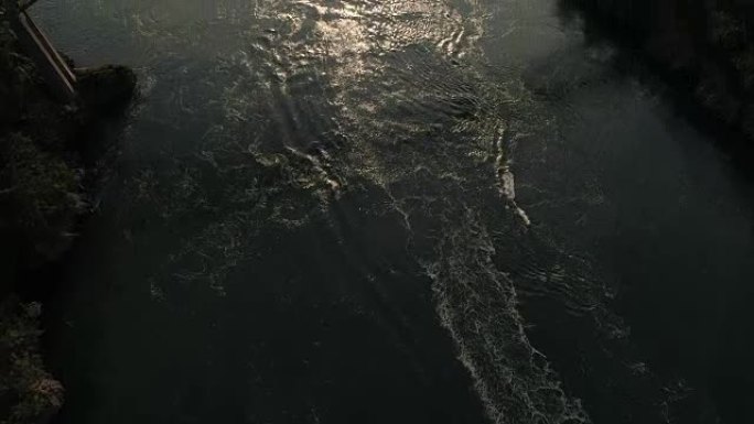 从海上驾驶的船到带有史诗般的照明镜头耀斑的过桥的汽车的空中平移