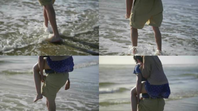 男孩把脚放在水里
