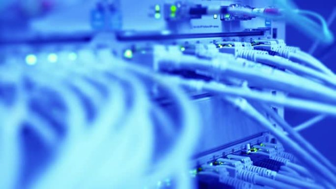 带闪烁灯的计算机网络开关特写