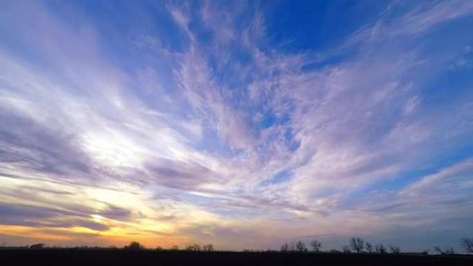 田野上空的日落天空。